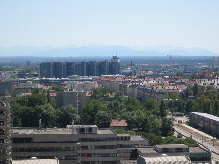 Muenchen 001.jpg - München (von apud Munichen, „bei den Mönchen) ist die Landeshauptstadt des Freistaates Bayern. Sie ist mit rund 1,35 Millionen Einwohnern die größte Stadt Bayerns und die drittgrößte Stadt Deutschlands.